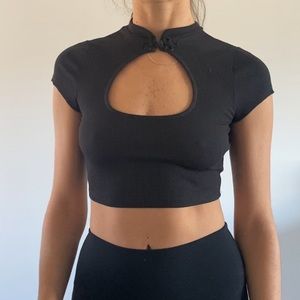 Cropped mandarin collar keyhole tee